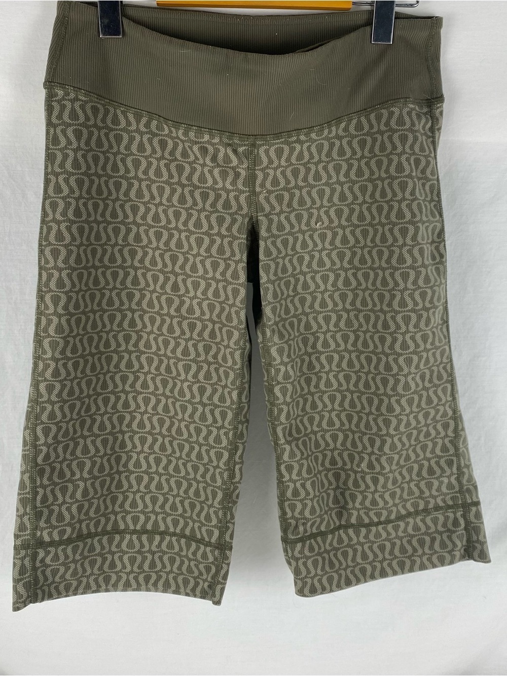 Vintage Lululemon Bermuda Shorts Olive Green Patterned Y2K Approx 10 - Picture 2 of 9